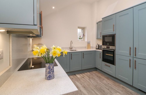 Casterton Cabaña | 1 CROOKENDEN ROW, family friendly, with a garden in Kirkby Lonsdale