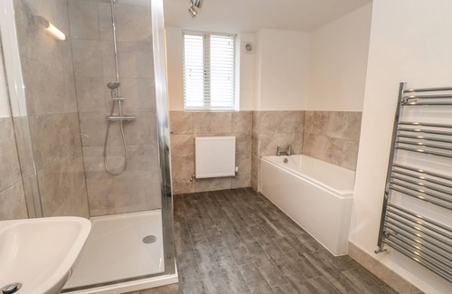 Casterton Cabaña | 1 CROOKENDEN ROW, family friendly, with a garden in Kirkby Lonsdale