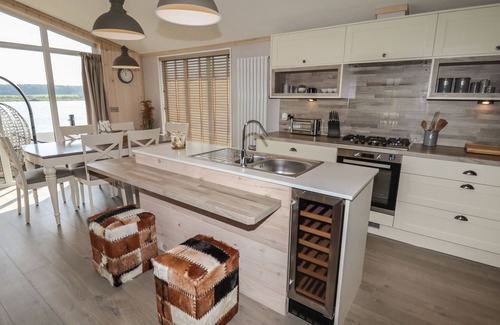 Oakmere Cabaña | 1 DELAMERE POINT, character holiday cottage in Delamere