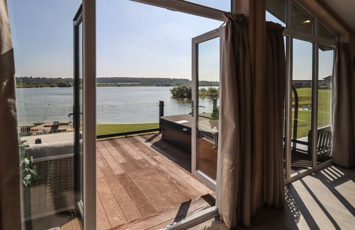 Oakmere Cabaña | 1 DELAMERE POINT, character holiday cottage in Delamere