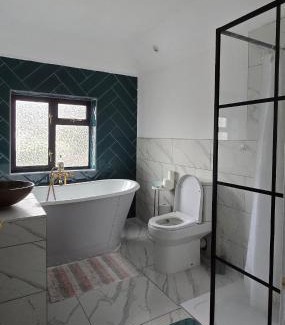 Paddlesworth Apartamento | 1 double and 1 twin bedrooms and bath
