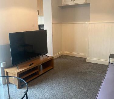 Sittingbourne Apartamento | 1 double bed house and sofa bed with a garden