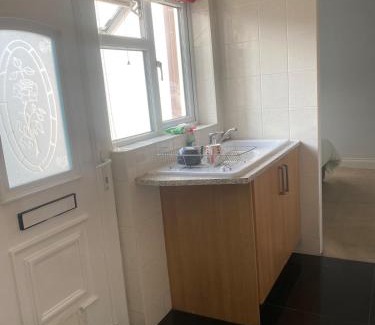 Sittingbourne Apartamento | 1 double bed house and sofa bed with a garden