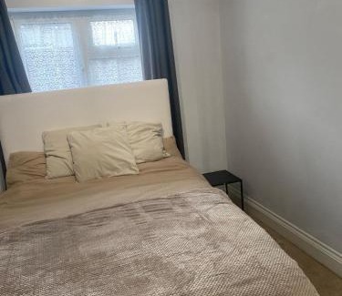 Sittingbourne Apartamento | 1 double bed house and sofa bed with a garden