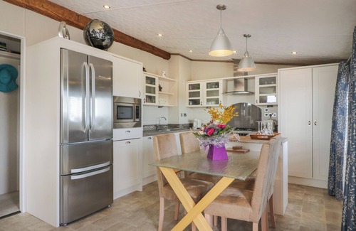Balminnoch Cabaña | 1 FISHERMANS HILL, pet friendly, with hot tub in Glenluce