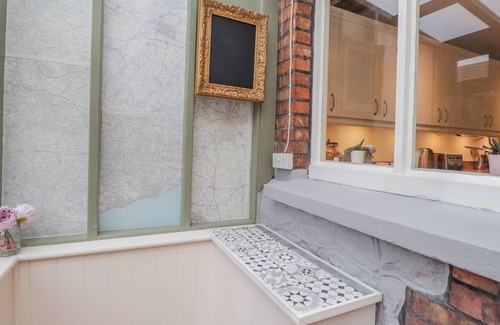 Bearsted Cabaña | 1 FORGE COTTAGES, ON THE GREEN, pet friendly in Bearsted