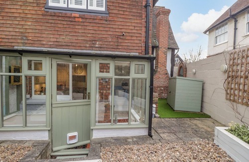 Bearsted Cabaña | 1 FORGE COTTAGES, ON THE GREEN, pet friendly in Bearsted