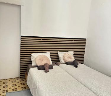 En Corts Casa | 1- Habitación interior con aire acondicionado y con baño independiente