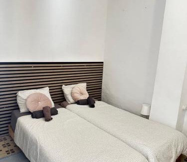 En Corts Casa | 1- Habitación interior con aire acondicionado y con baño independiente