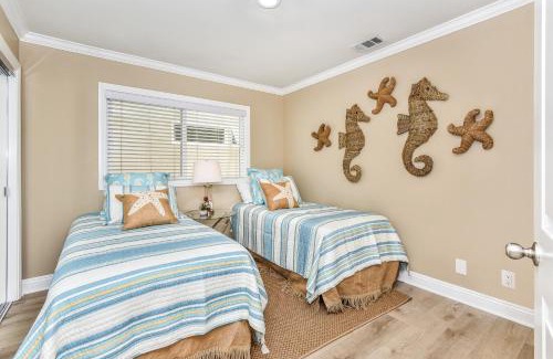 West Newport Casa | 1 House from the Sand with Rooftop Deck on 28th Street