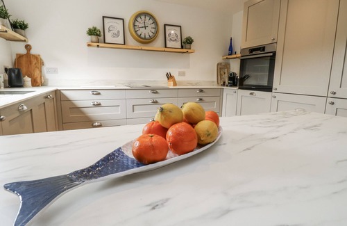 Thurlestone Casa | 1 ISLAND VIEW, family friendly, with a garden in Thurlestone