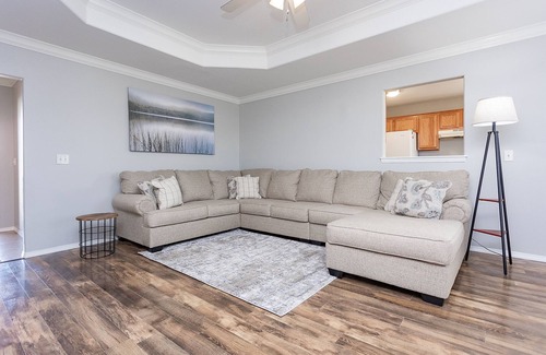 Bentonville Casa | 1 King 2 Queens 1 Gigantic Couch