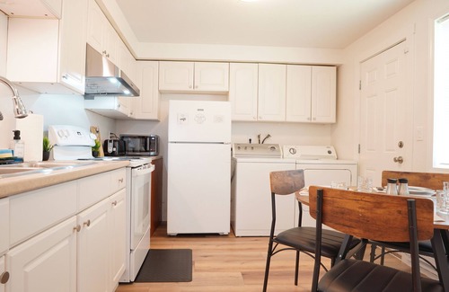 Everett Casa | 1 King 2BR w/smartTV, Wifi & stocked kitchen in tranquil