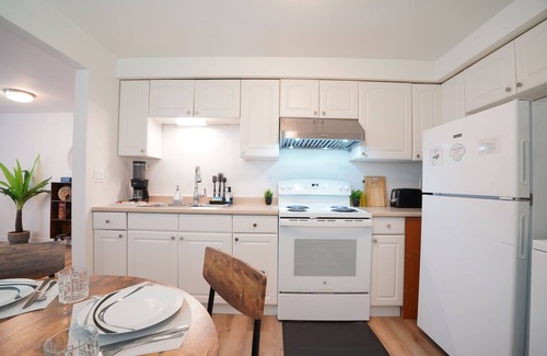 Everett Casa | 1 King 2BR w/smartTV, Wifi & stocked kitchen in tranquil