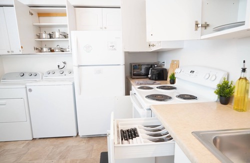 Everett Casa | 1 King 2BR w/smartTV, Wifi & stocked kitchen in tranquil