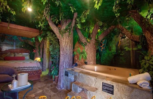 Yucca Valley Hotel | 1 King Bed Theme 1 Jetted Tub Non-Smoking(Theme 1 - Jungle, Cave, or 50s Theme)