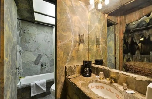 Yucca Valley Hotel | 1 King Bed Theme 1 Jetted Tub Non-Smoking(Theme 1 - Jungle, Cave, or 50s Theme)