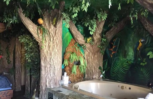 Yucca Valley Hotel | 1 King Bed Theme 1 Jetted Tub Non-Smoking(Theme 1 - Jungle, Cave, or 50s Theme)