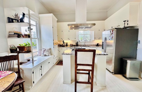 Wagener Otro | 1 Large Bedroom/En-Suite in Charming 2-Bedroom Antique Farmhouse Wagener, SC