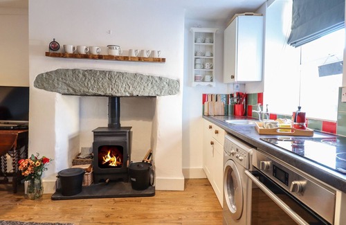 Manod Cabaña | 1 LLWYN HIR, pet friendly, with open fire in Blaenau Ffestiniog