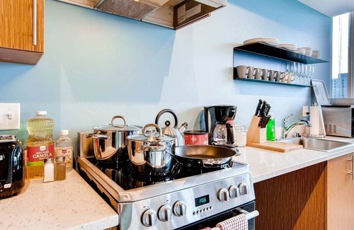 Belltown Apartamento | Speechless In Seattle! #1 Location - 2BR - Extra Sanitized - Free Parking! (VR1)