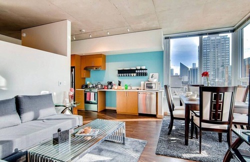Belltown Apartamento | Speechless In Seattle! #1 Location - 2BR - Extra Sanitized - Free Parking! (VR1)