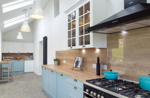 Harris Cabaña | 1 LUSKENTYRE, pet friendly, with hot tub in Tarbert Isle Of Harris
