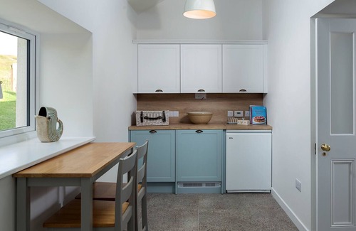 Harris Cabaña | 1 LUSKENTYRE, pet friendly, with hot tub in Tarbert Isle Of Harris