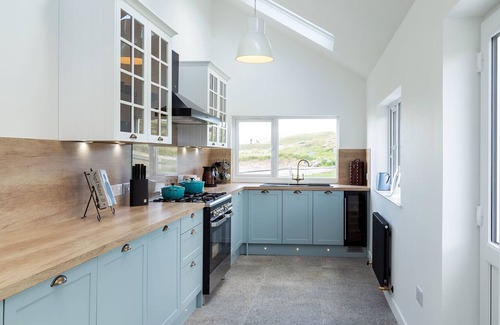 Harris Cabaña | 1 LUSKENTYRE, pet friendly, with hot tub in Tarbert Isle Of Harris