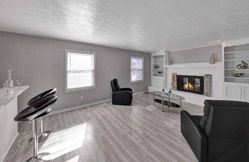 Anniston Casa | #1 Luxury Home Stay w/ Lake Views