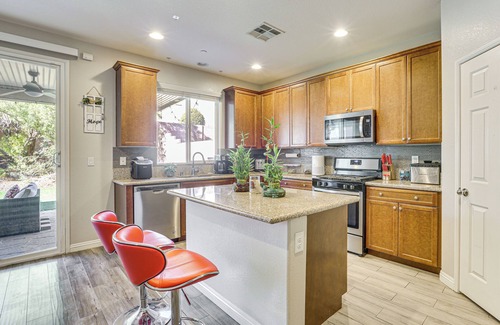 North Las Vegas Casa | 1 Mi to Aliante Casino: Townhome w/ Fenced Yard!