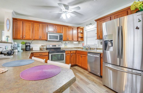 Cortez Casa | 1 Mi to Anna Maria Island: Pet-Friendly Retreat