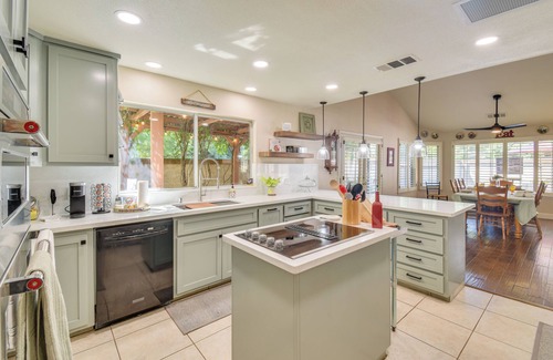 Merced Casa | 1 Mi to Applegate Park Zoo: Pet-Friendly Home