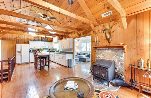 Lakemont Cabina | 1 Mi to Beach: Lake Rabun Home w/ Carriage House