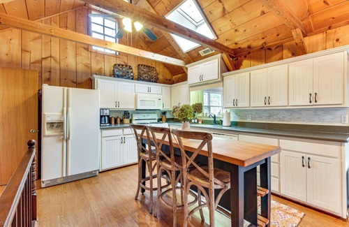 Lakemont Cabina | 1 Mi to Beach: Lake Rabun Home w/ Carriage House