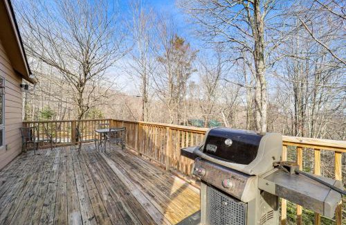 Charter Hills Casa | 1 Mi to Beech Mtn Ski Resort Cabin with Fire Pit
