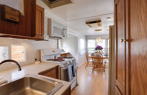 Birch Bay Cabina | 1 Mi to Birch Bay SP! Cozy Cabin w/Pool Access