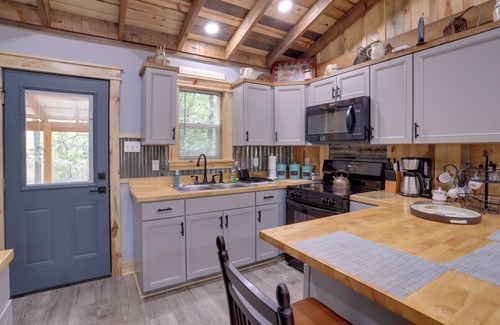 Greers Ferry Cabina | < 1 Mi to Devils Fork Recreation Area: Cozy Cabin!