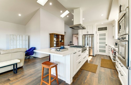 Benicia Casa | 1 Mi to Downtown Benicia: Scenic Cliffside Escape