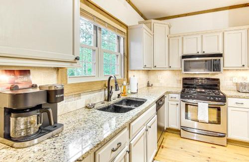 Cashiers Casa | 1 Mi to Downtown Cashiers Private Cabin with Deck