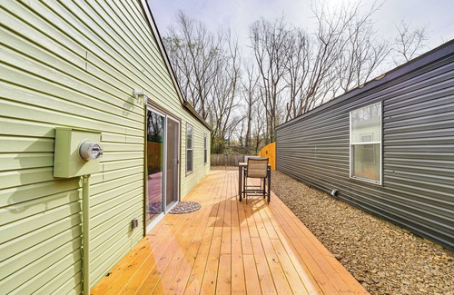 Bentonville Cabaña | 1 Mi to Dtwn: Bentonville Retreat w/ Patio