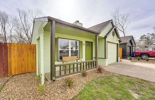 Bentonville Cabaña | 1 Mi to Dtwn: Bentonville Retreat w/ Patio