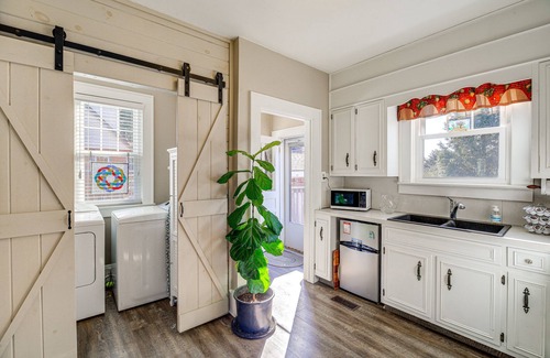 Bristol Cabaña | 1 Mi to Dtwn: Bristol Cottage w/ Hot Tub & Grill!