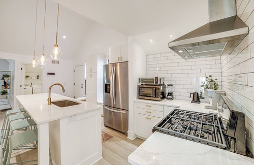 Grand Rapids Condominio | 1 Mi to Dtwn Grand Rapids: Chic Condo w/ Balcony!