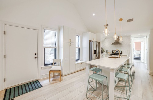Grand Rapids Condominio | 1 Mi to Dtwn Grand Rapids: Chic Condo w/ Balcony!