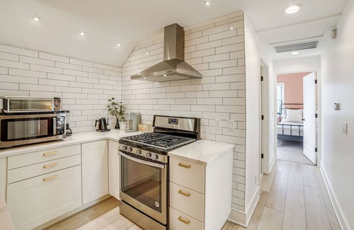 Grand Rapids Condominio | 1 Mi to Dtwn Grand Rapids: Chic Condo w/ Balcony!