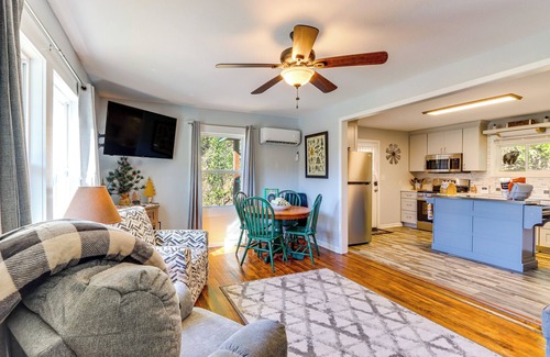 Murphy Cabaña | < 1 Mi to Dtwn: Pet-Friendly Cabin in Murphy!