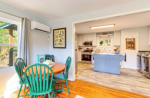 Murphy Cabaña | < 1 Mi to Dtwn: Pet-Friendly Cabin in Murphy!
