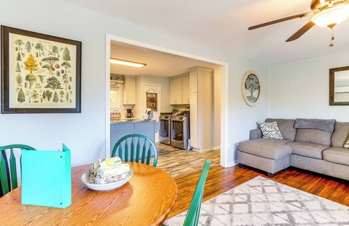 Murphy Cabaña | < 1 Mi to Dtwn: Pet-Friendly Cabin in Murphy!