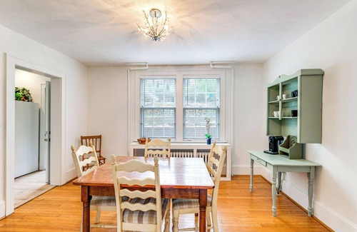 Roanoke Casa | 1 Mi to Dtwn Roanoke: Home w/ Yard & Mtn View!